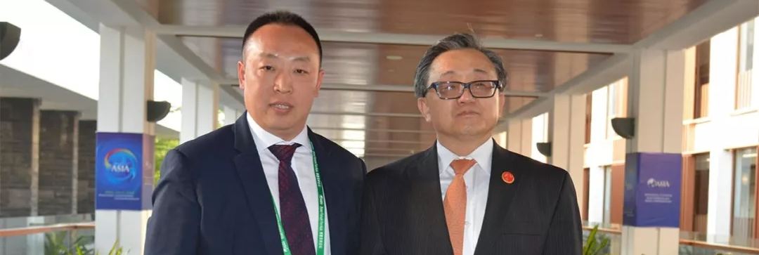 操老浪逼联合国副秘书长刘振民和赵章栓会长在博鳌亚洲论坛亲切交"